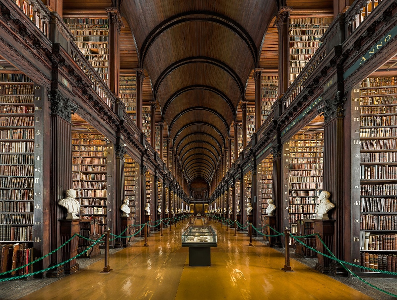 Long_Room_Interior,_Trinity_College_Dublin,_Ireland_-_Diliff (800x604)