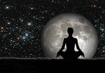 Mujer meditando, luna y estrellas