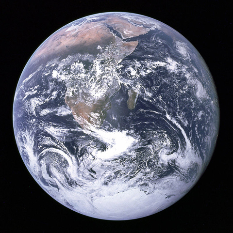 The_Earth_seen_from_Apollo_17 480