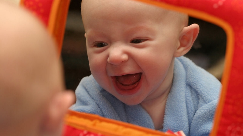 baby_looking_in_mirror (800x450)